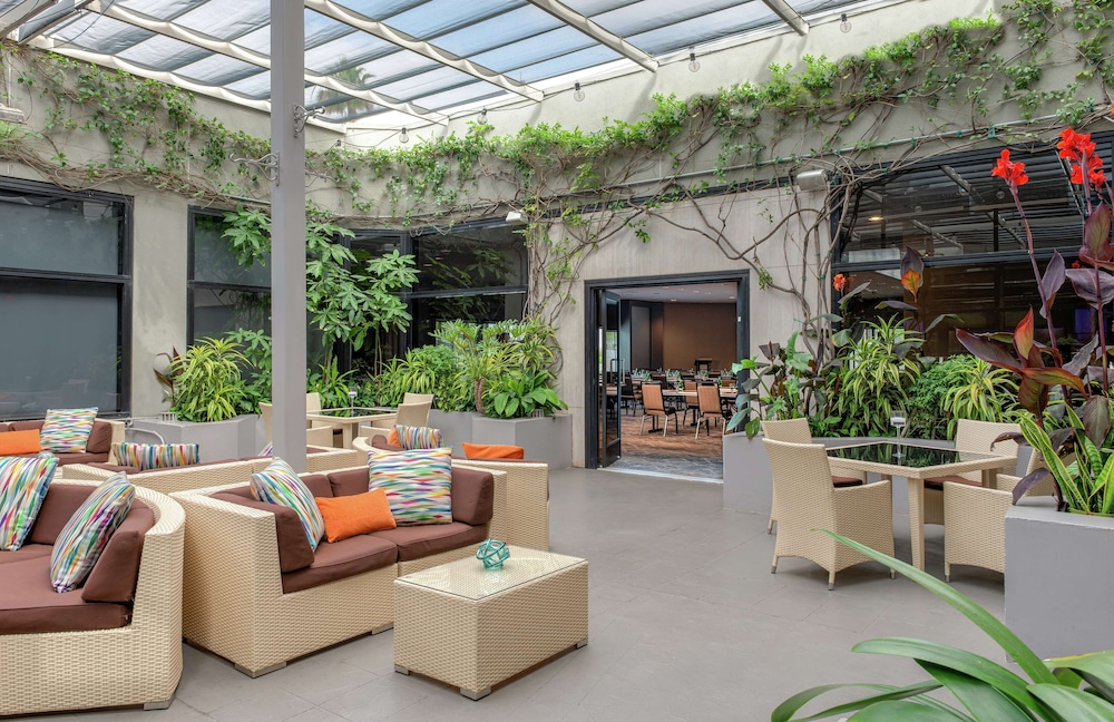 Hilton Los Angeles-Universal City — Restaurant & bars in Universal City, California