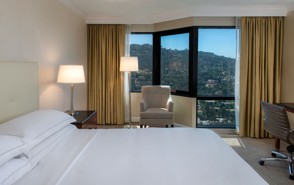 Hilton Los Angeles-Universal City — Hotel rooms in Universal City, California