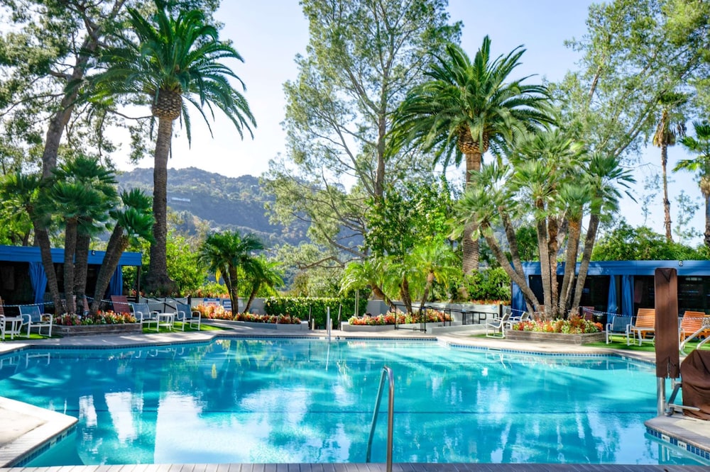 Hilton Los Angeles-Universal City — Swimming pool in Universal City, California