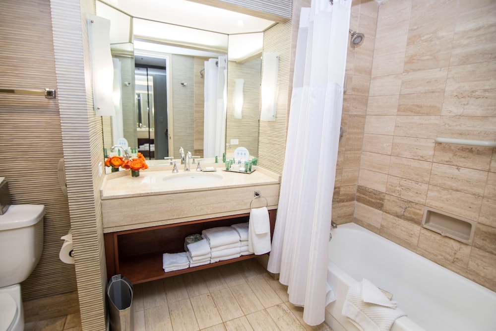 Hilton Los Angeles-Universal City — Hotel rooms in Universal City, California