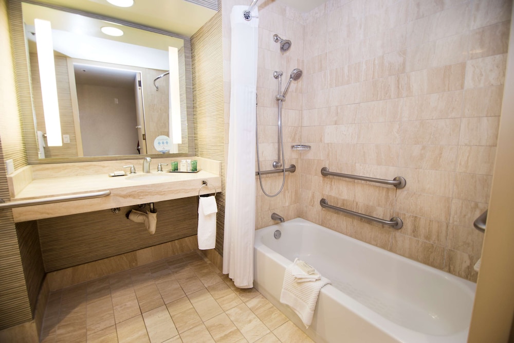 Hilton Los Angeles-Universal City — Hotel rooms in Universal City, California