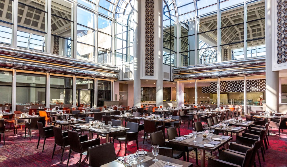 Hilton Los Angeles-Universal City — Restaurant & bars in Universal City, California