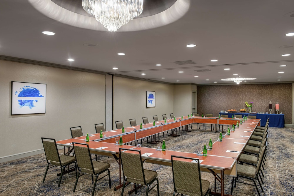 Hilton Los Angeles-Universal City — Hotel building in Universal City, California