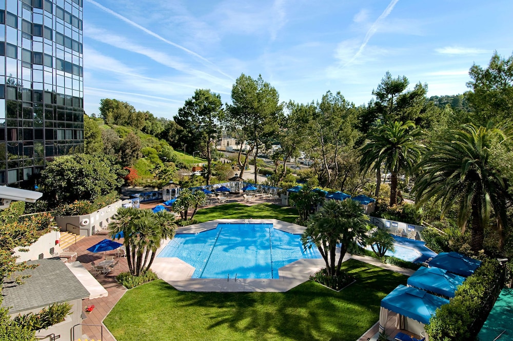 Hilton Los Angeles-Universal City — Swimming pool in Universal City, California