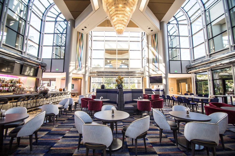 Hilton Los Angeles-Universal City — Restaurant & bars in Universal City, California
