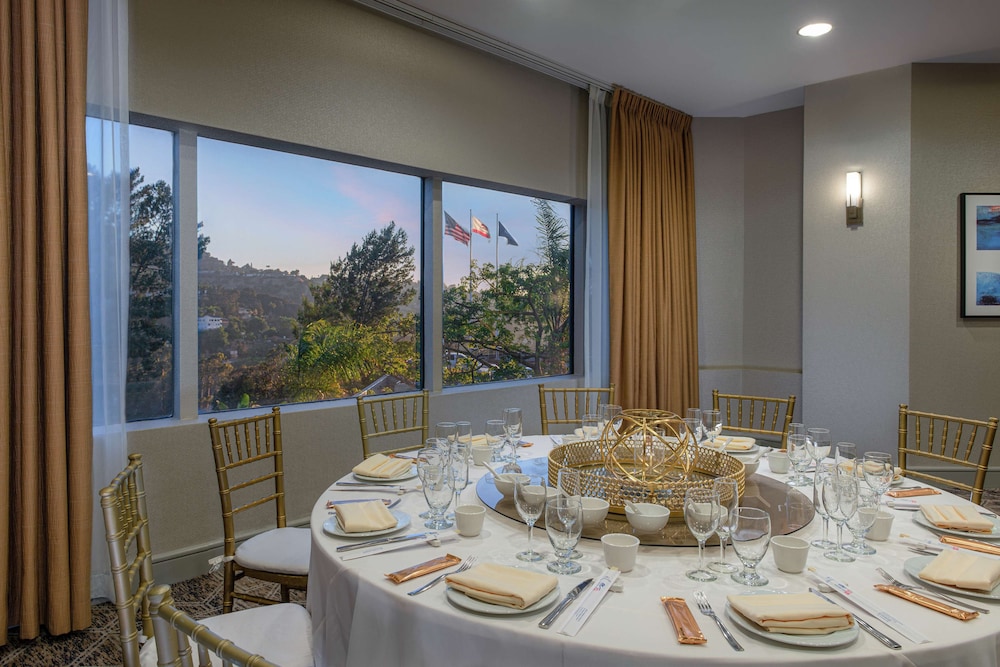Hilton Los Angeles-Universal City — Restaurant & bars in Universal City, California