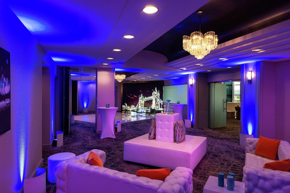 Hilton Los Angeles-Universal City — Restaurant & bars in Universal City, California