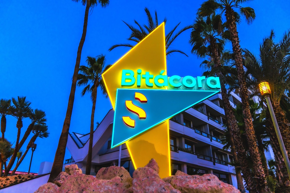 Spring Hotel Bitácora — Hotel building in Playa de las Americas, Canary Islands