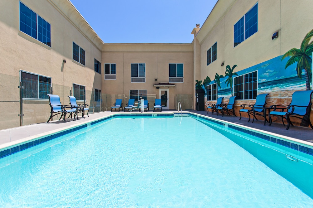 Holiday Inn Express Hotel & Suites Hollywood Walk of Fame by IHG — Main photo in Los Angeles, California