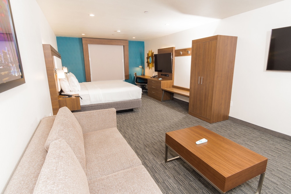 Holiday Inn Express Hotel & Suites Hollywood Walk of Fame by IHG — Hotel rooms in Los Angeles, California