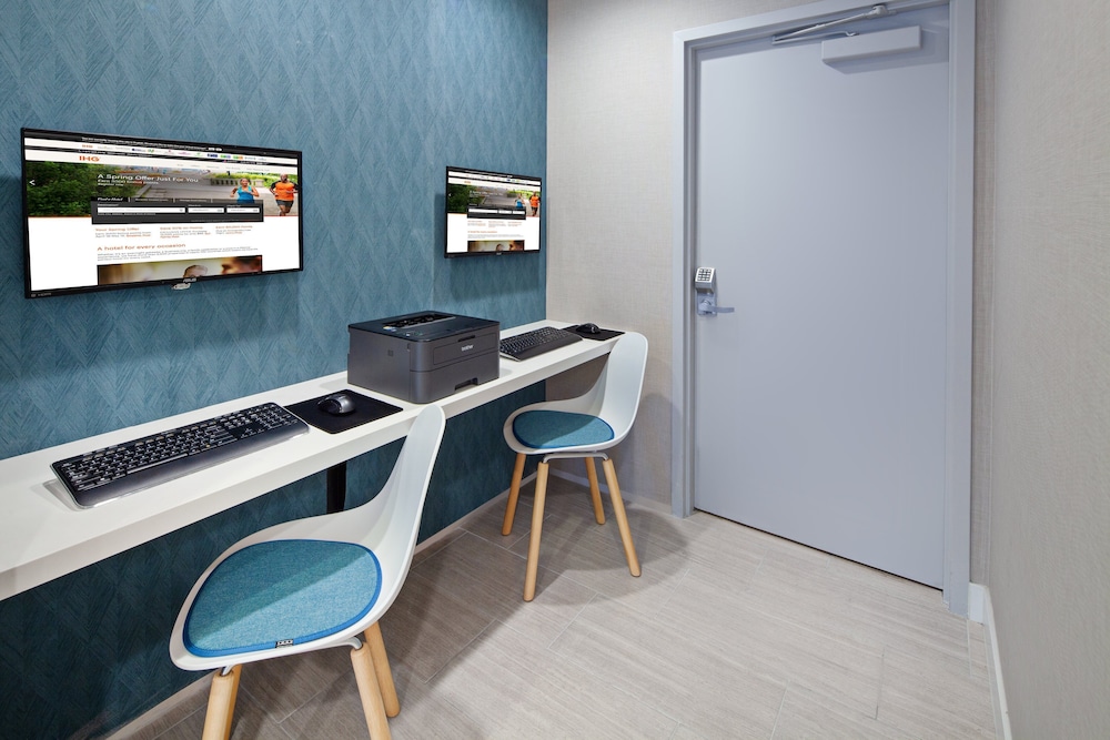 Holiday Inn Express Hotel & Suites Hollywood Walk of Fame by IHG — Hotel building in Los Angeles, California