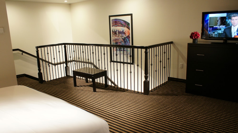 Holiday Inn Express Hotel & Suites Hollywood Walk of Fame by IHG — Hotel rooms in Los Angeles, California
