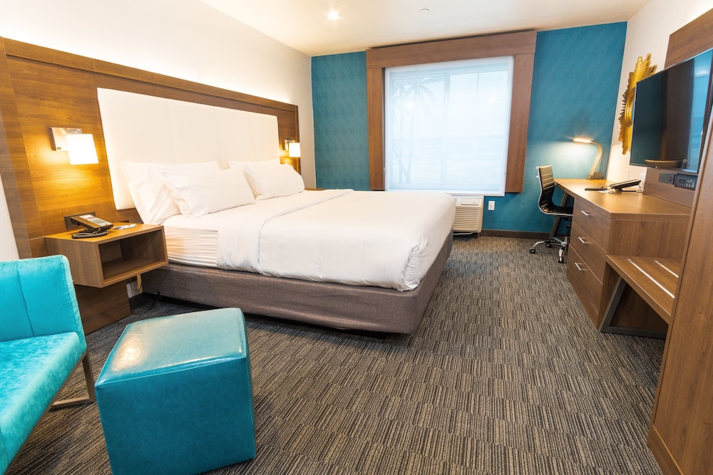 Holiday Inn Express Hotel & Suites Hollywood Walk of Fame by IHG — Hotel rooms in Los Angeles, California