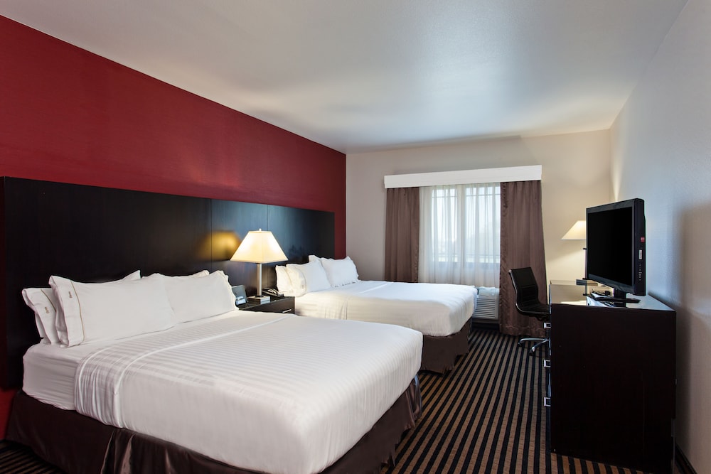 Holiday Inn Express Hotel & Suites Hollywood Walk of Fame by IHG — Hotel rooms in Los Angeles, California