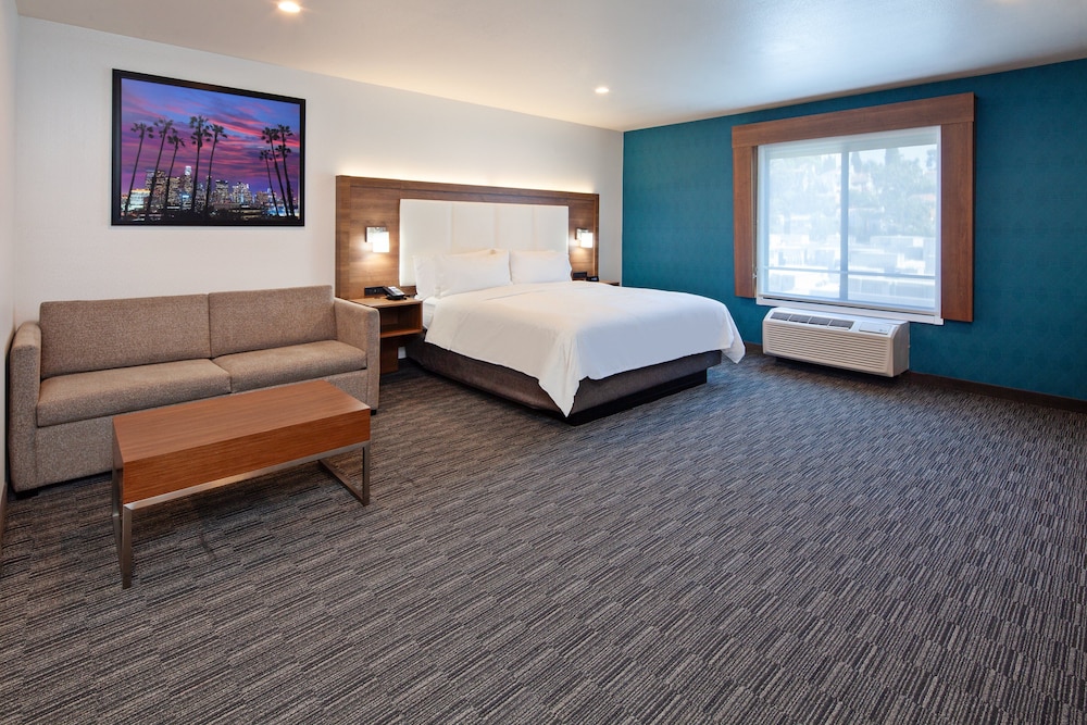 Holiday Inn Express Hotel & Suites Hollywood Walk of Fame by IHG — Hotel rooms in Los Angeles, California