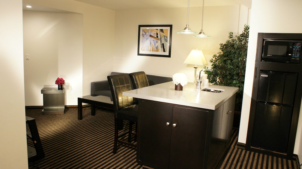 Holiday Inn Express Hotel & Suites Hollywood Walk of Fame by IHG — Hotel rooms in Los Angeles, California