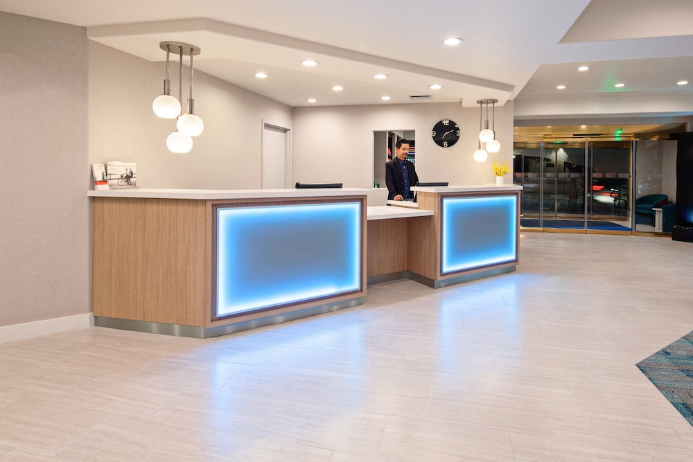Holiday Inn Express Hotel & Suites Hollywood Walk of Fame by IHG — Hotel building in Los Angeles, California