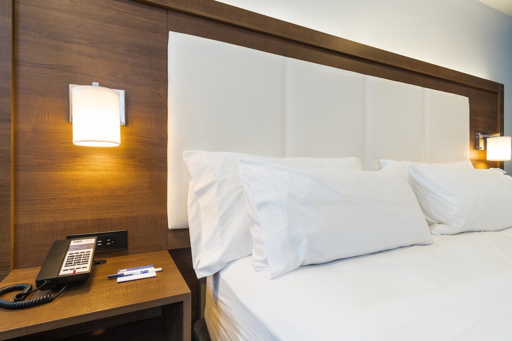 Holiday Inn Express Hotel & Suites Hollywood Walk of Fame by IHG — Hotel rooms in Los Angeles, California