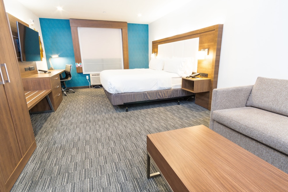 Holiday Inn Express Hotel & Suites Hollywood Walk of Fame by IHG — Hotel rooms in Los Angeles, California