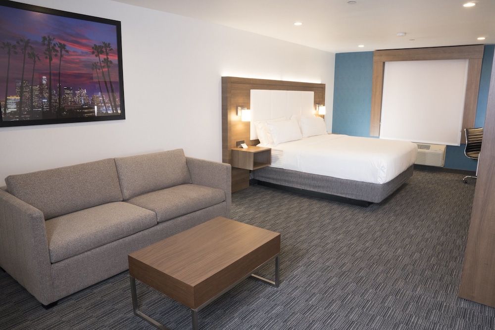 Holiday Inn Express Hotel & Suites Hollywood Walk of Fame by IHG — Hotel rooms in Los Angeles, California