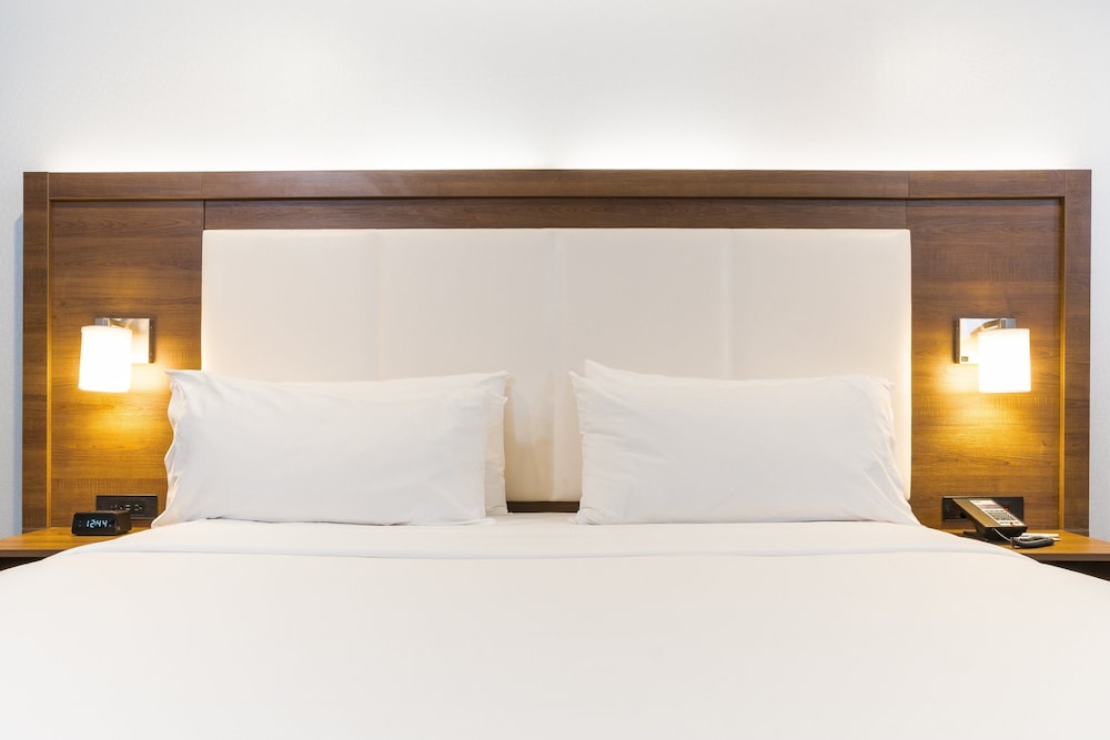 Holiday Inn Express Hotel & Suites Hollywood Walk of Fame by IHG — Hotel rooms in Los Angeles, California