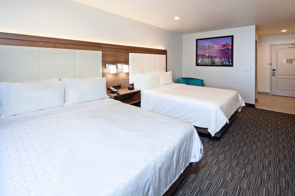 Holiday Inn Express Hotel & Suites Hollywood Walk of Fame by IHG — Hotel rooms in Los Angeles, California