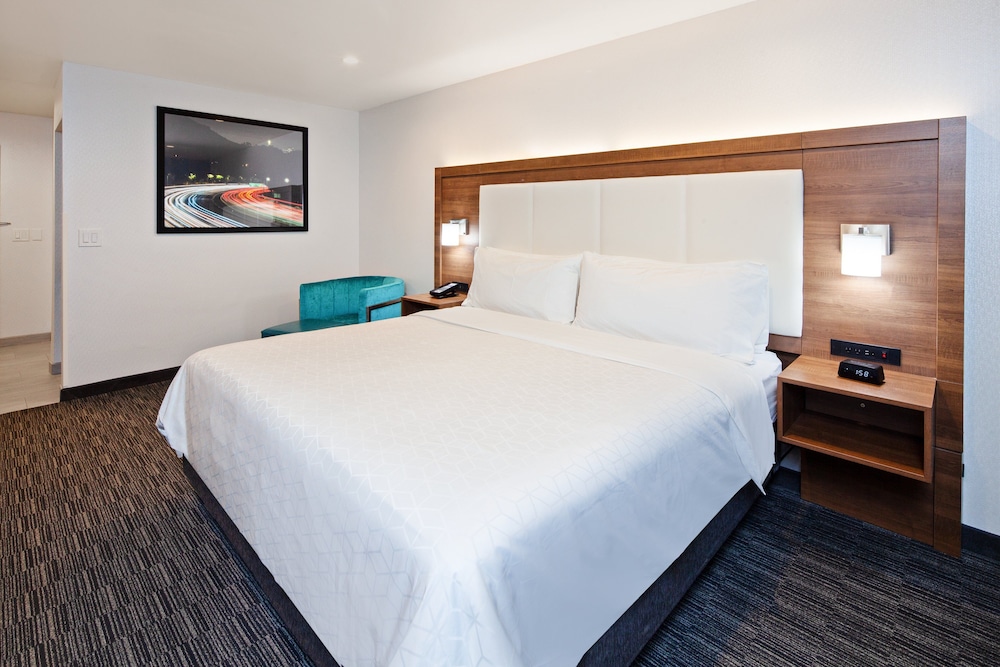 Holiday Inn Express Hotel & Suites Hollywood Walk of Fame by IHG — Hotel rooms in Los Angeles, California