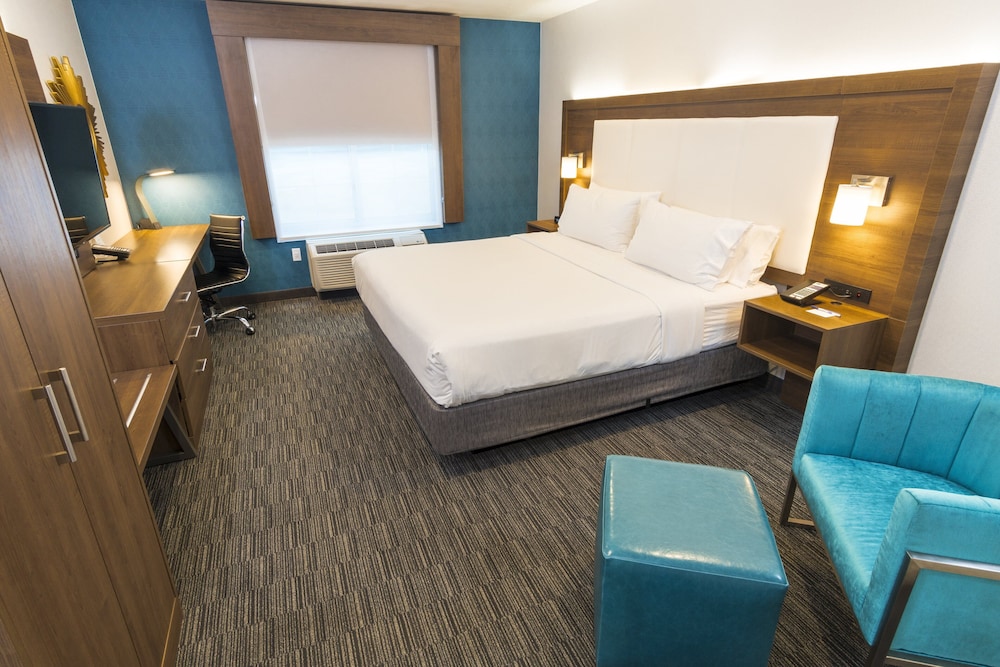 Holiday Inn Express Hotel & Suites Hollywood Walk of Fame by IHG — Hotel rooms in Los Angeles, California