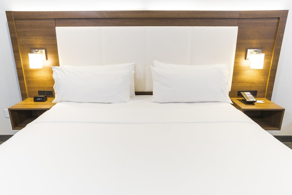 Holiday Inn Express Hotel & Suites Hollywood Walk of Fame by IHG — Hotel rooms in Los Angeles, California