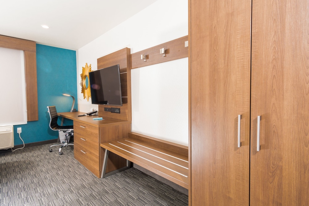 Holiday Inn Express Hotel & Suites Hollywood Walk of Fame by IHG — Hotel rooms in Los Angeles, California