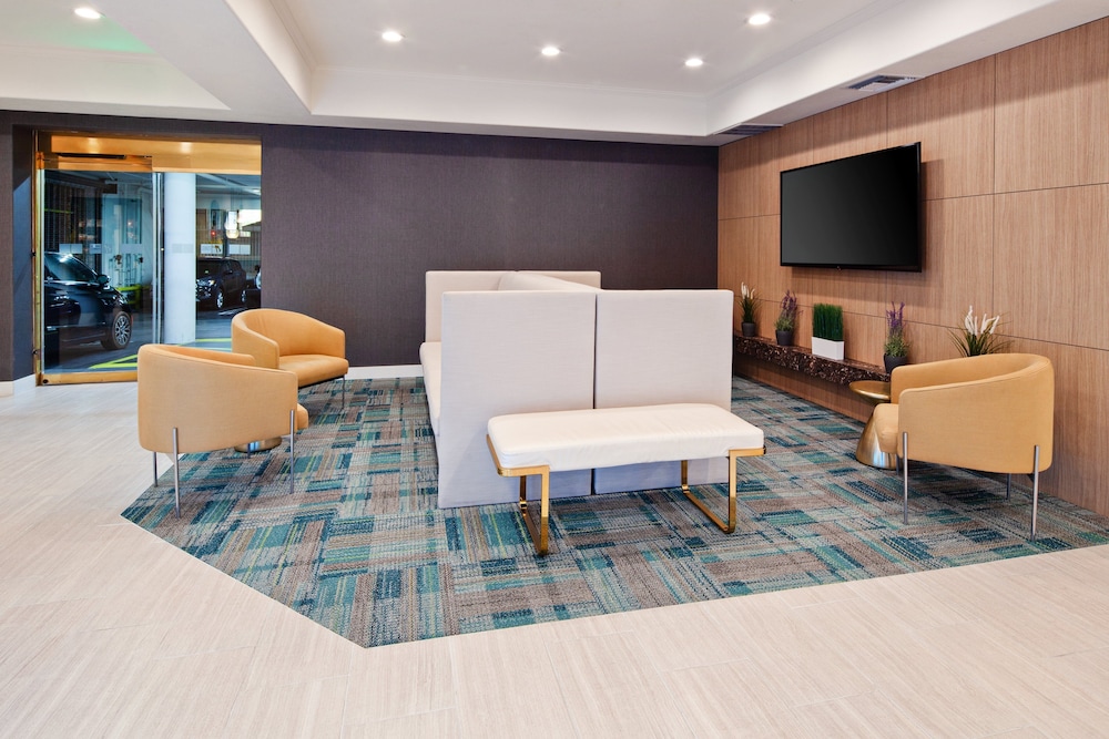 Holiday Inn Express Hotel & Suites Hollywood Walk of Fame by IHG — Hotel building in Los Angeles, California