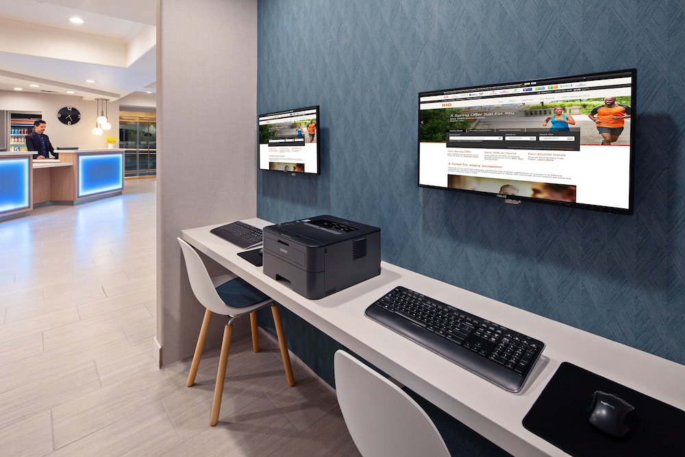 Holiday Inn Express Hotel & Suites Hollywood Walk of Fame by IHG — Hotel building in Los Angeles, California