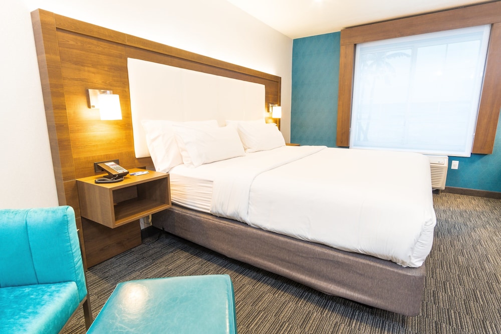 Holiday Inn Express Hotel & Suites Hollywood Walk of Fame by IHG — Hotel rooms in Los Angeles, California