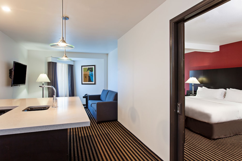 Holiday Inn Express Hotel & Suites Hollywood Walk of Fame by IHG — Hotel rooms in Los Angeles, California