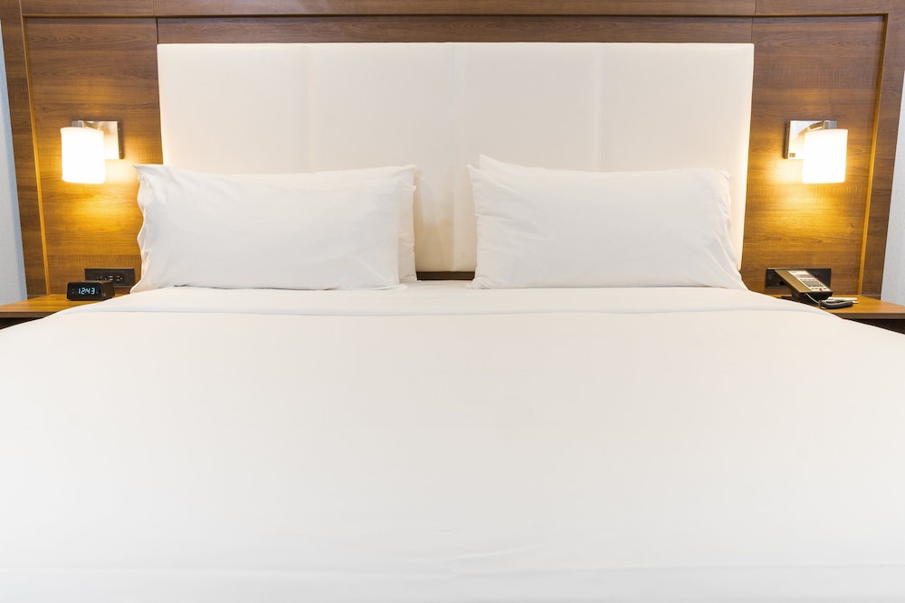 Holiday Inn Express Hotel & Suites Hollywood Walk of Fame by IHG — Hotel rooms in Los Angeles, California