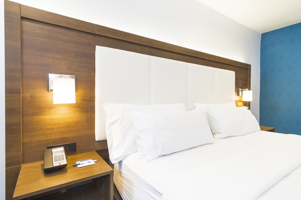 Holiday Inn Express Hotel & Suites Hollywood Walk of Fame by IHG — Hotel rooms in Los Angeles, California