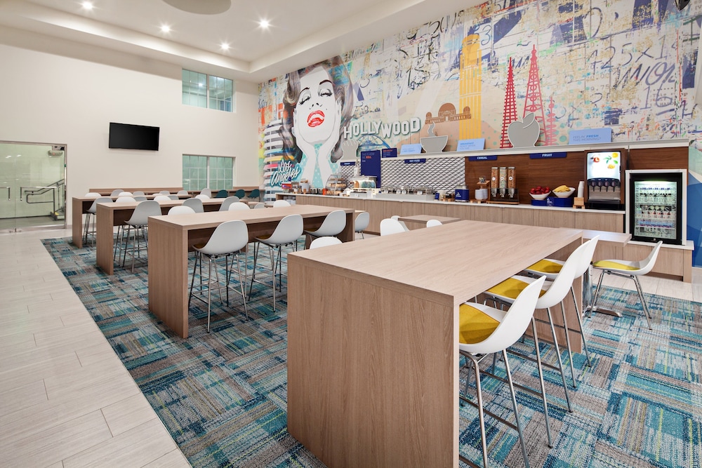 Holiday Inn Express Hotel & Suites Hollywood Walk of Fame by IHG — Restaurant & bars in Los Angeles, California