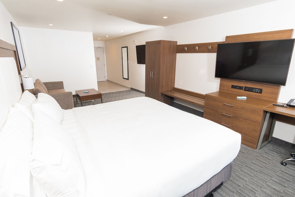 Holiday Inn Express Hotel & Suites Hollywood Walk of Fame by IHG — Hotel rooms in Los Angeles, California