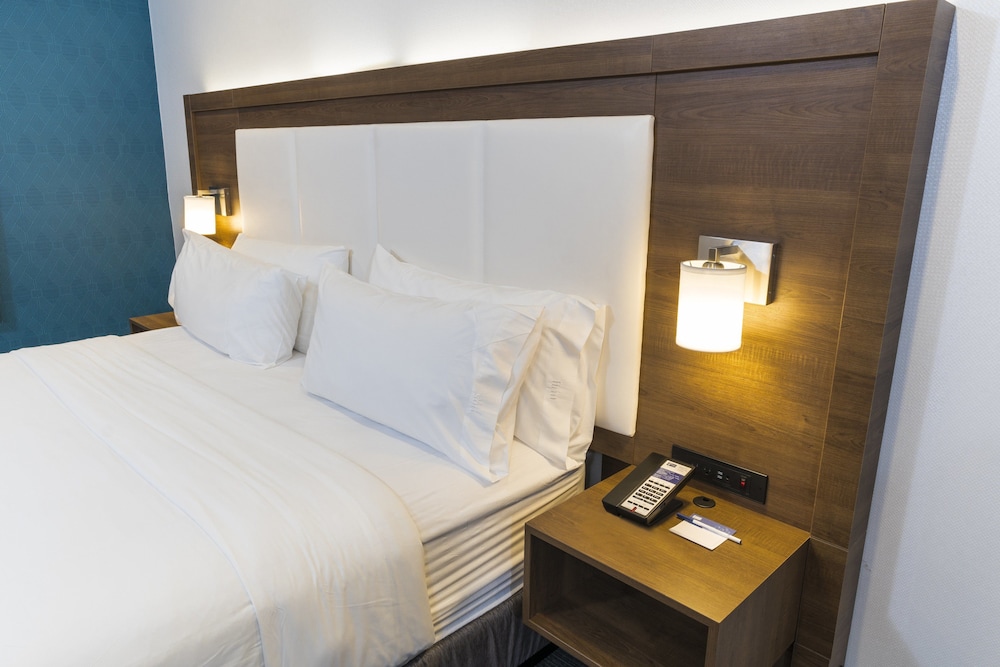 Holiday Inn Express Hotel & Suites Hollywood Walk of Fame by IHG — Hotel rooms in Los Angeles, California