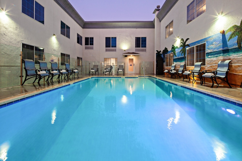 Holiday Inn Express Hotel & Suites Hollywood Walk of Fame by IHG — Swimming pool in Los Angeles, California