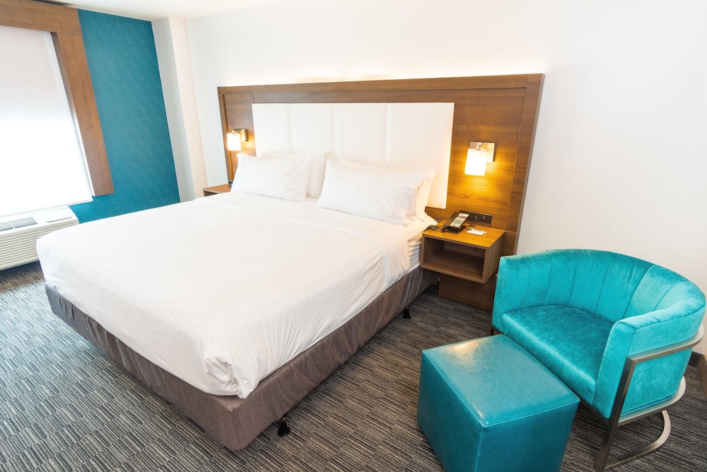 Holiday Inn Express Hotel & Suites Hollywood Walk of Fame by IHG — Hotel rooms in Los Angeles, California