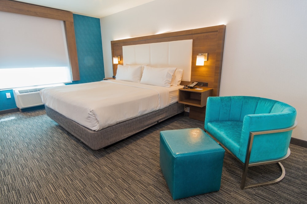 Holiday Inn Express Hotel & Suites Hollywood Walk of Fame by IHG — Hotel rooms in Los Angeles, California