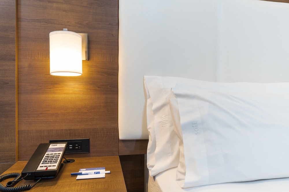 Holiday Inn Express Hotel & Suites Hollywood Walk of Fame by IHG — Hotel rooms in Los Angeles, California