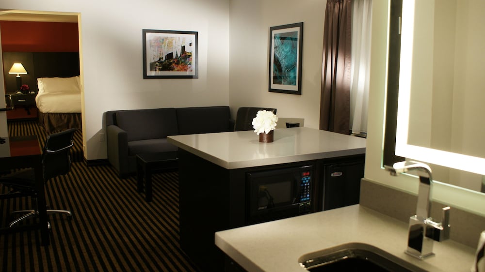 Holiday Inn Express Hotel & Suites Hollywood Walk of Fame by IHG — Hotel rooms in Los Angeles, California