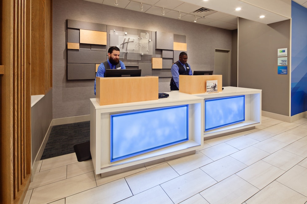 Holiday Inn Express Los Angeles Airport by IHG — Hotel building in Los Angeles, California