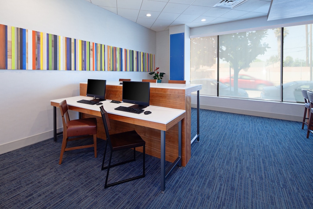 Holiday Inn Express Los Angeles Airport by IHG — Hotel building in Los Angeles, California