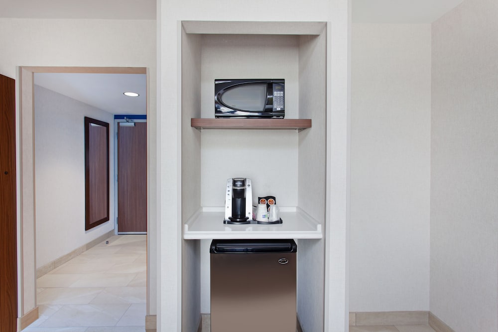 Holiday Inn Express West Los Angeles by IHG — Hotel rooms in Los Angeles, California