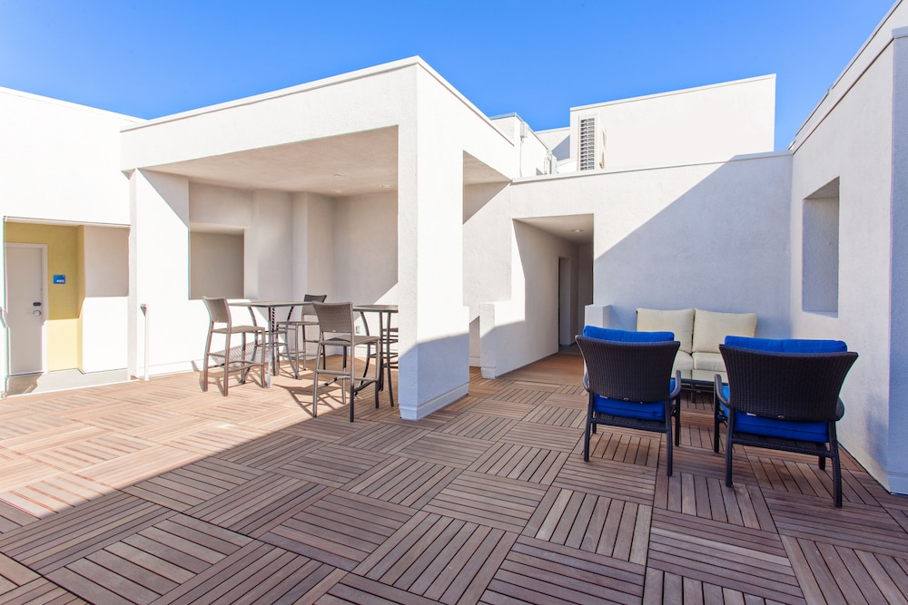 Holiday Inn Express West Los Angeles by IHG — Hotel building in Los Angeles, California
