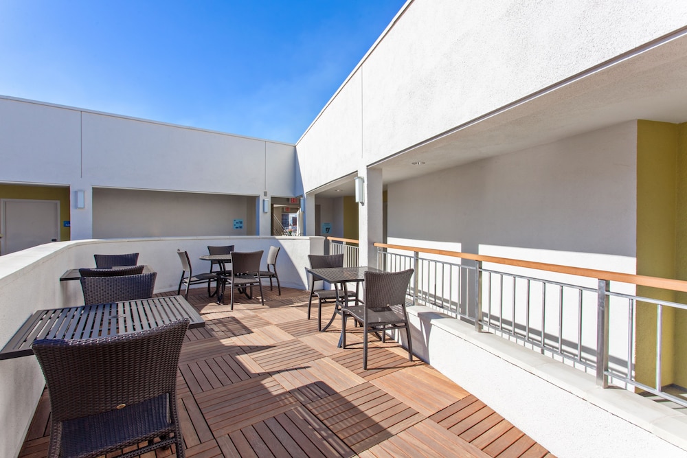 Holiday Inn Express West Los Angeles by IHG — Hotel building in Los Angeles, California