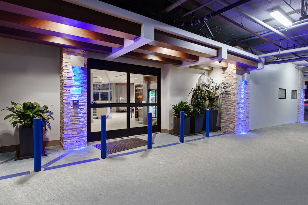 Holiday Inn Express West Los Angeles by IHG — Hotel building in Los Angeles, California